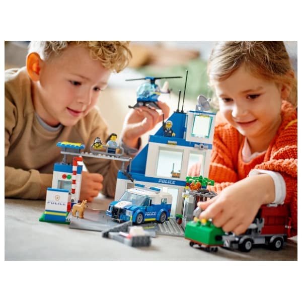 LEGO City policijska stanica 60316 4