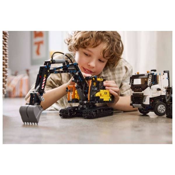 LEGO Technic Volvo FMX kamion i EC230 električni bager 42175 10