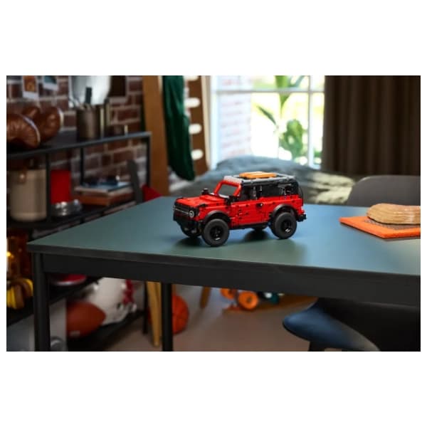 LEGO Technic Ford Bronco SUV 42213 4
