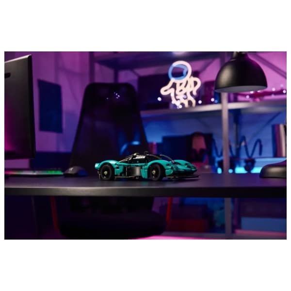 LEGO Technic Aston Martin Valkyrie 42208 4
