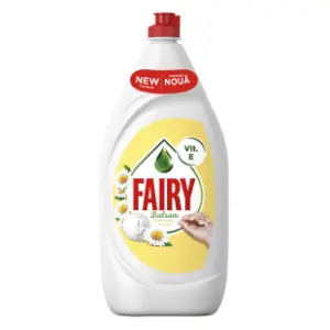 Deterdžent za posuđe FAIRY chamomile & vitamin E 1,35l slide slika